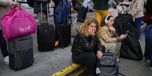 Χιλιάδες άνθρωποι περιμένουν σε σταθμούς τρένων της Μαδρίτης μέχρι να αποκατασταθεί το πρόβλημα