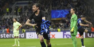 Ο Φραντσέσκο Ατσέρμπι της Ίντερ πανηγυρίζει το γκολ που σημείωσε εναντίον της Μπαρτσελόνα στο Champions League
