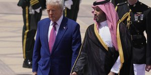 Ο πρόεδρος των ΗΠΑ Ντόναλντ Τραμπ συνομιλεί με τον πρίγκιπα και διάδοχο της Σαουδικής Αραβίας Μοχάμεντ μπιν Σαλμάν