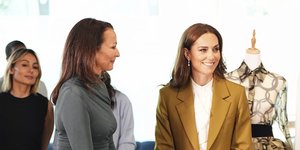 Η Κέιτ Μίντλετον με κοστούμι Victoria Beckham 