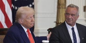 O Nτόναλντ Τραμπ και ο υπουργός Υγείας, Ρόμπερτ Κένεντι Τζούνιορ