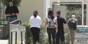 Η συλληφθείσα για απάτες οδηγείται στον εισαγγελέα
