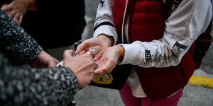 Νεαροί μαθητές απολυμαίνουν τα χέρια τους