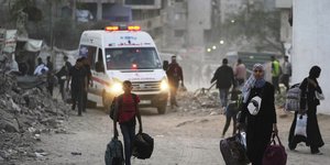 Ασθενοφόρο στην πόλη της Γάζας, ενώ άνθρωποι αφήνουν τα σπίτια τους μετά από νέα προειδοποίηση του Ισραήλ για εκκένωση