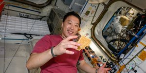 Αστροναύτης έφτιαξε αυτοσχέδιο τσίζμπεργκερ στο διάστημα