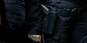 Αστυνομικός με όπλο