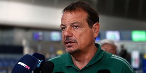 Ο Αταμάν κατά την αναχώρηση της αποστολής του Παναθηναϊκού