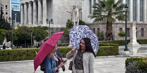 Κοπέλες με ομπρέλες στην Αττική