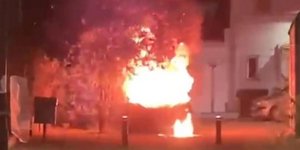 Το αυτοκίνητο που κάηκε ολοσχερώς στην Πάτρα