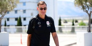 Ο Γιώργος Μπαρτζώκας κατά την αναχώρηση του Ολυμπιακού