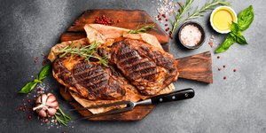 Rib eye black angus Αμερικής ψημένα σε σχαροτήγανο / Φωτογραφία: shutterstock