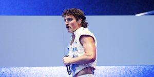 Ο Μπένσον Μπουν συγκινεί με το νέο του τραγούδι «Momma Song»