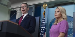 Ο υπουργός Οικονομικών των ΗΠΑ Σκοτ Μπέσεντ και η εκπρόσωπος του Λευκού Οίκου Καρολάιν Λεβίτ