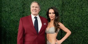 Ο πρώην προπονητής του NFL Bill Belichick και η φίλη του Jordon Hudson