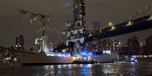 Η στιγμή που το ιστιοφόρο πέφτει πάνω στη γέφυρα