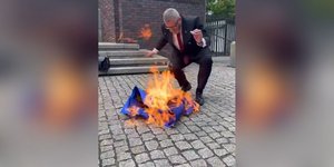 Ακροδεξιός ευρωβουλευτής καίει τη σημαία της ΕΕ