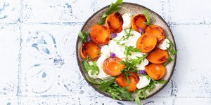 Burrata με φρέσκα βερίκοκα και ρόκα / Φωτογραφία: shutterstock