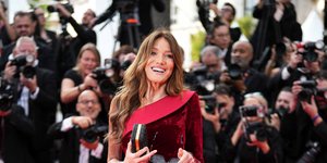 Η Κάρλα Μπρούνι λάμπει στις Κάννες με εντυπωσιακό κόκκινο βελούδινο φόρεμα
