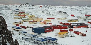 Το Villas Las Estrellas, ενός από τους λίγους οικισμούς στην Ανταρκτική όπου μερικοί άνθρωποι ζουν για χρόνια και όχι για εβδομάδες ή μήνες / WIKIPEDIA