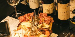 Κρασί και πλατώ τυριών και αλλαντικών