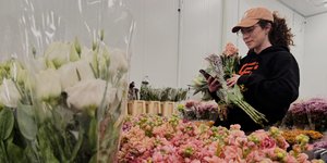 Αμερικανίδα στο Σαν Φρανσίσκο αγοράζει λουλούδια για τη Γιορτή της Μητέρας
