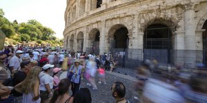 Τουρίστες στο Κολοσσαίο της Ρώμης