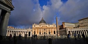 Συγκαλείται σήμερα το Κονκλάβιο για την εκλογή νέου Πάπα 