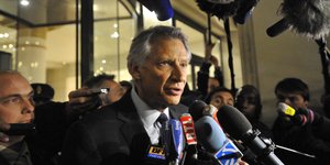 Ο Ντομινίκ ντε Βιλπέν μιλάει σε ΜΜΕ