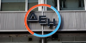 Λογότυπο της ΔΕΗ έξω από τα γραφεία της επιχείρησης