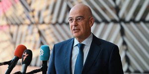 Ο Νίκος Δένδιας κάνει δηλώσεις στις Βρυξέλλες