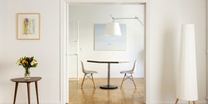 Σε ένα διαμέρισμα του ’60 στο Παγκράτι, τίποτα δεν φαίνεται να έχει αλλάξει -Kι όμως, τα πάντα είναι καινούργια