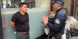 Ο φερόμενος κακοποιός Μιγκέλ Ροδρίγκες Δίας με αστυνομικό 