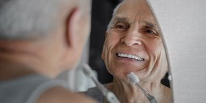 Ηλικιωμένος πλένει τα δόντια του