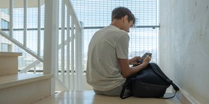 εφηβος σε σκαλες 