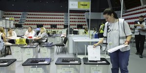 Γυναίκα σε κάλπη στην Αλβανία