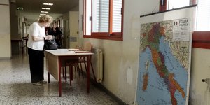 Γυναίκα ψηφίζει στην Ιταλία
