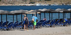 Τουρίστες σε ελληνική παραλία