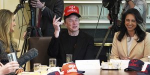 Ο Έλον Μασκ σε συνάντηση με δημοσιογράφους στον Λευκό Οίκο