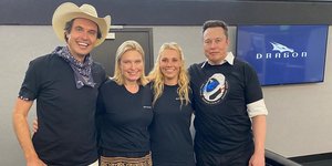 Ο Elon Musk μαζί με τα 3 αδέλφια του, Kimbal Musk, Tosca Musk και Alexandra Musk τον Μάιο του 2020.