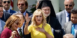 O Ελπιδοφόρος στον Λευκό Οίκο με τον Τραμπ και γυναίκες να προσεύχονται