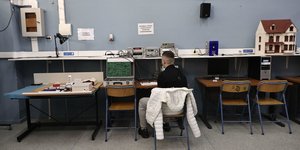 Μαθητής σε εργαστήριο επαγγελματικής εκπαίδευσης