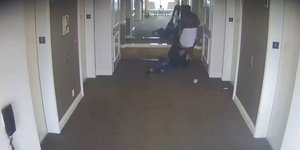 Η στιγμή της επίθεσης του Sean Diddy Combs στην Κέισι Βεντούρα 