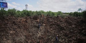 Ο τεράστιος κρατήριας που δημιουργήθηκε από την πυραυλική επίθεση των Χούθι στο Ισραήλ