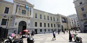 Το ιστορικό κτίριο της Εθνικής Τράπεζας στην πλατεία Κοτζιά
