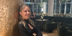 Η Ευγενία Νιάρχου σε βραδινή έξοδο σε εστιατόριο