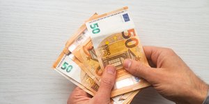Εργαζόμενος μετρά χρήματα