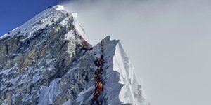Ορειβάτες σχηματίζουν ουρά καθ' οδόν προς την κορυφή του Έβερεστ 