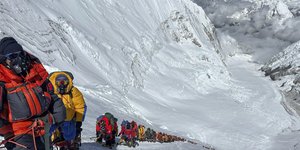 Ουρά ορειβατών για να ανέβουν στην κορυφή του Έβερεστ 