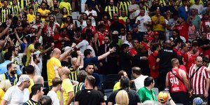 Ένταση ανάμεσα σε Έλληνες οπαδούς και οπαδούς της Φενέρ