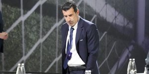 Η άσεμνη χειρονομία του Figo σε οπαδούς της Μπαρτσελόνα -Ο λόγος